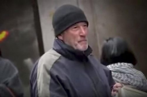 Evsiz hesab etdiyi adama pizzasını verdi, adamın kim olduğunu biləndə MAT QALDI