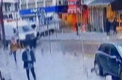 Pəncərədən tullandı: Küçədən keçən şəxsin üzərinə düşdü – VİDEO