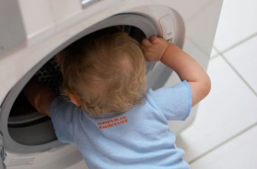 Ребенок залез в стиральную машину и умер