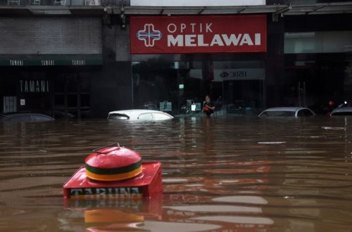 İndoneziyada aramsız yağan yağışlar küçələri avtomobillərdən “təmizlədi” - VİDEO