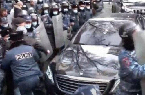 Paşinyanın avtomobilinə silahlı hücum: 20 dəqiqəyə yaxın atışma səsləri eşidilib