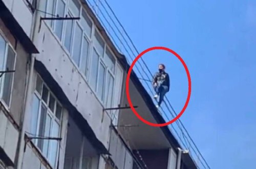 Bakıda gənc qadın özünü binadan atmaq istədi, son anda xilas olundu - ANBAAN VİDEO