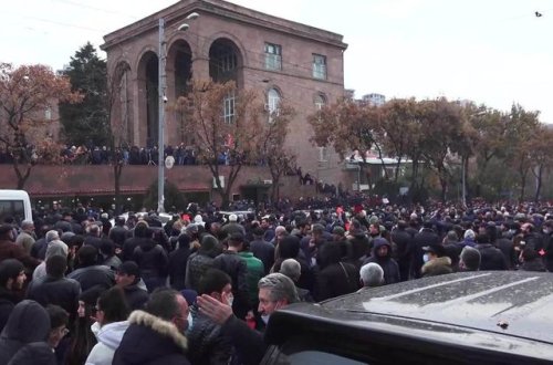 Ermənistanda Paşinyanın istefası tələbi ilə yürüş keçirilir