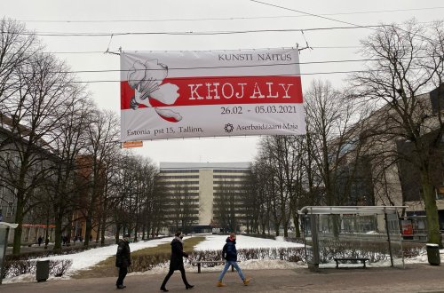 Estoniya küçəsində Xocalı soyqırımı haqqında böyük banner asılıb