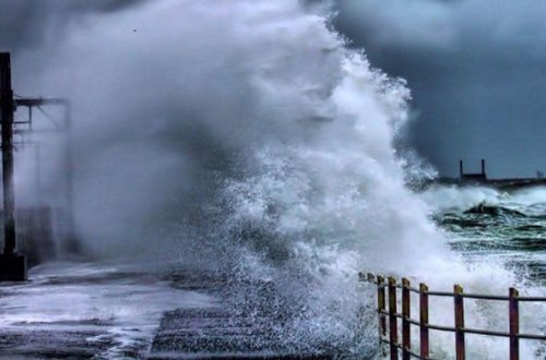 Neft Daşlarında dalğanın hündürlüyü 4,8 metrə çatıb - FAKTİKİ HAVA
