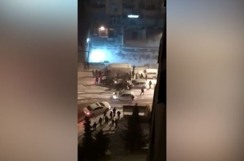 Bakıda yolların donması zəncirvari qəzaya səbəb oldu: Üç avtomobil bir-birinə dəydi – VİDEO