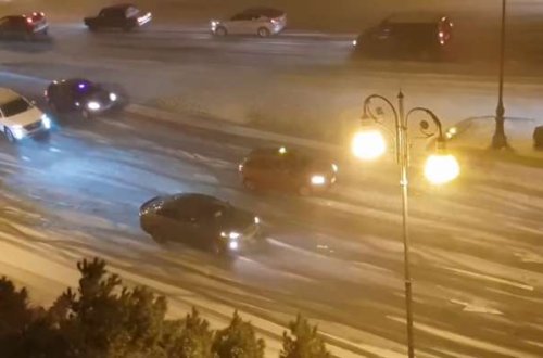 Bakıya yağan qarın ilk fəsadı: Avtomobillər sürüşür - VİDEO