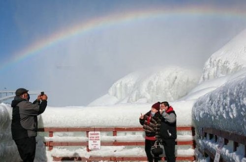 Donmuş şəlalədə buzlu göy qurşağı hər kəsi heyran etdi - FOTO/VİDEO