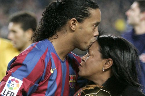 Роналдиньо опубликовал трогательный пост после смерти матери