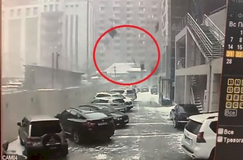 Bakıda onlarla maşının üstünə tikinti materialları töküldü - Video