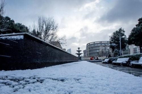 Из-за снежной погоды в некоторых школах Азербайджана отменены занятия