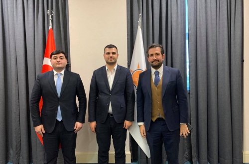 “Davam” Gənclər Hərəkatının sədri AK Partidə görüşlər keçirdi