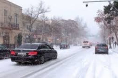 В Баку снегопад парализовал движение транспорта - ФОТО/ВИДЕО