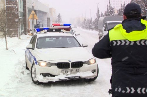 Polis köməksiz vəziyyətdə qalan sürücü və sərnişinlərə kömək edib - FOTO