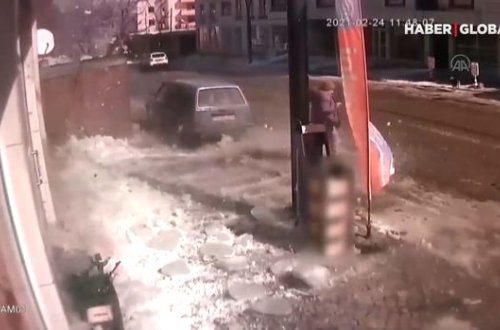 Buz parçası altında qalmaqdan son anda xilas ola bildi - VİDEO