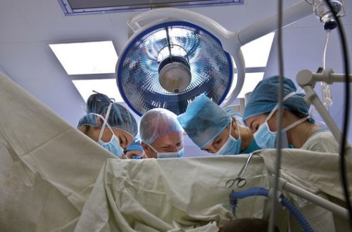 COVID-19 xəstəsinin ağciyərləri köçürülən qadın 61 gün sonra ölüb