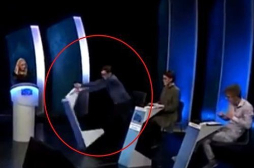 Участник телешоу впал в ярость после проигрыша и начал крушить студию - ВИДЕО