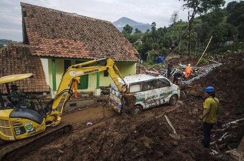 İndoneziyada qızıl mədənində torpaq sürüşməsi: 70 nəfər itkin düşüb