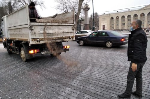 Gəncədə yağan qar yollardan təmizlənir-FOTO