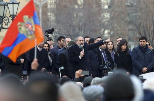 İran Ermənistanda tərəfləri təmkinli olmağa çağırdı