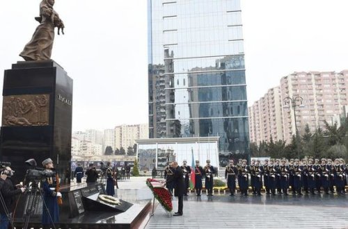 Ильхам Алиев и Мехрибан Алиева посетили мемориал 