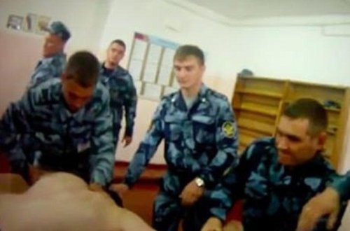 Nəzarətçilər məhbusu döyərək öldürdülər - VİDEO