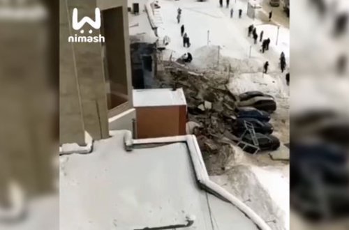 Rusiyada yaşayış binasında baş vermiş güclü partlayış yerindən görüntülər yayımlanıb - VİDEO