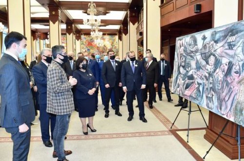 Milli Məclisdə Xocalı soyqırımına həsr olunmuş rəsm sərgisi təşkil olunub