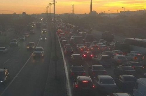 Bakıda prospektdəki qəza tıxac yaratdı