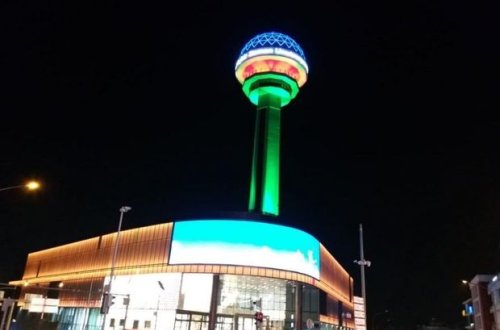 Atakule zirvəsi Xocalı soyqırımı şəhidlərinin xatirəsinə Azərbaycan və Türkiyə bayraqları ilə işıqlandırılıb