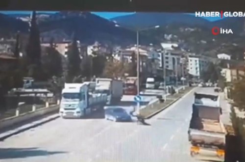 Motosiklet minik avtomobilinə çırpıldı: Sürücü bir neçə metr kənara düşdü - VİDEO