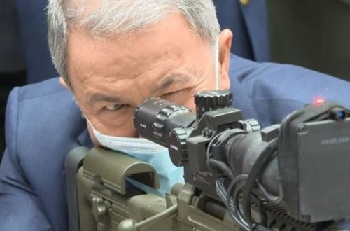 Hulusi Akar 450 metr məsafədəki hədəfi birdəfəyə vurdu - VİDEO