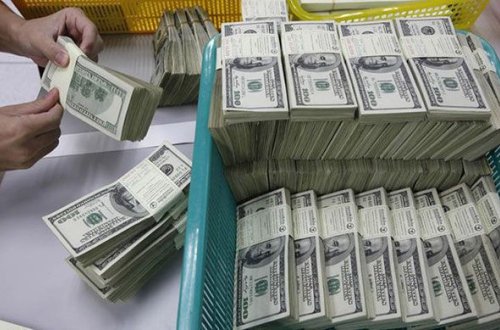 Bakıda iki fəhlə köhnə şkafdan 25 paçka DOLLAR TAPDILAR- 