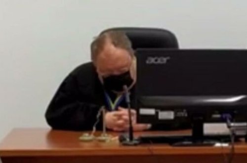 Ukraynada hakim məhkəmə iclası zamanı zalda yatdı - VİDEO