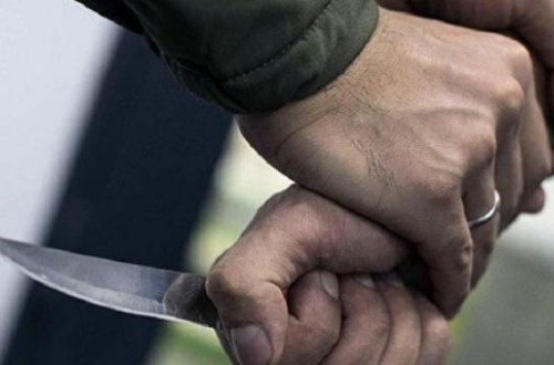 Samuxda yeyib-içən dostları bıçaqladılar