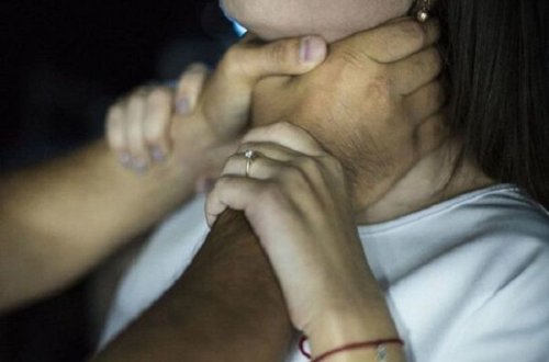 В Азербайджане мужчина задушил жену