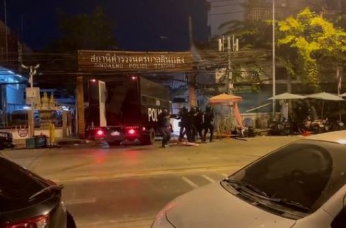 При столкновениях в Таиланде погиб человек, 33 пострадали - ВИДЕО