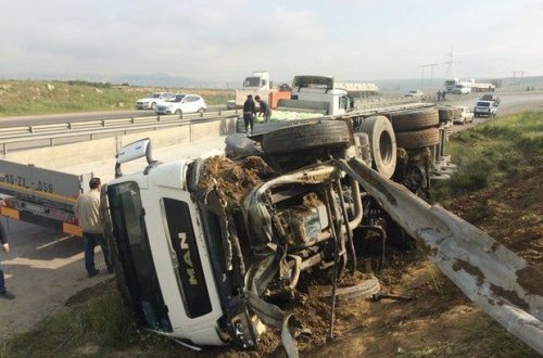 Bakıda yük avtomobilləri toqquşdu: Xəsarət alan var