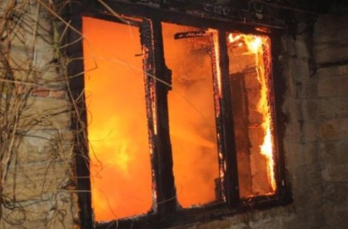 Bakıda ikimərtəbəli bina yandı, dörd nəfər xilas edildi