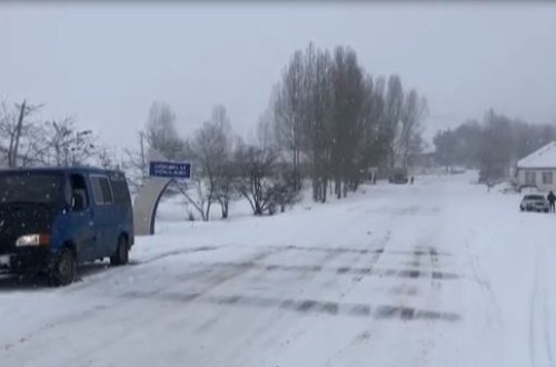 Gədəbəydə yağan qar yollarda çətinlik yaratdı - VİDEO