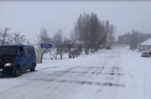 Снегопад в Гедабее парализовал движение транспорта - ВИДЕО