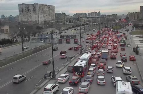 Bakıda bəzi ərazilərdə tıxac yaranıb - SİYAHI + FOTO