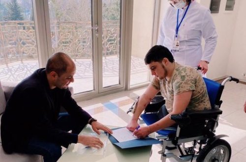 Vətən müharibəsinin qəhrəmanlarından olan Camal Alxasova təqaüd kartı təqdim edilib - FOTO