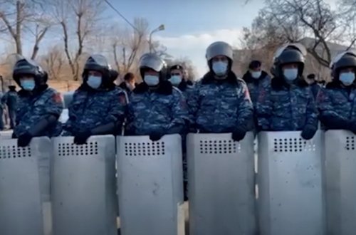 Ermənistan müxalifəti parlamentin qarşısında etiraz aksiyası keçirir