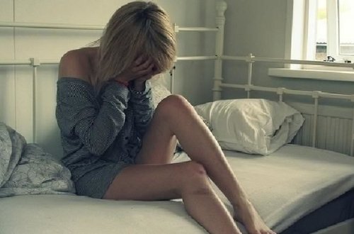 Lənkəranda hadisə: Gənc qız sevgilisini yataqda qanına boyadı – Şok təfərrüat