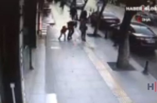 Türkiyədə binadan qopan daş parçaları uşağın başına düşdü - VİDEO