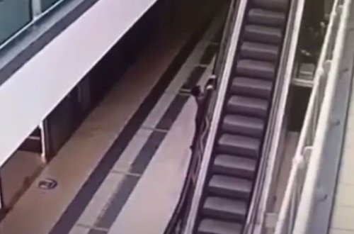 Eskalatorun tutacağı ilə oynayan dörd yaşlı uşaq yıxılaraq xəsarət alıb - VİDEO
