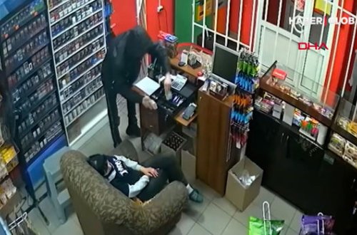 Satıcının yuxuya getməsindən istifadə edib kassanı qarət etdi - VİDEO
