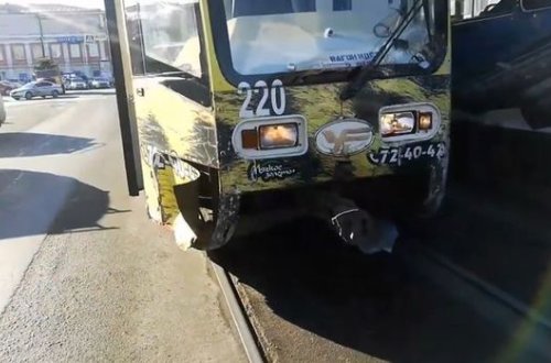 В Иркутске трамвай протаранил девять автомобилей - ВИДЕО