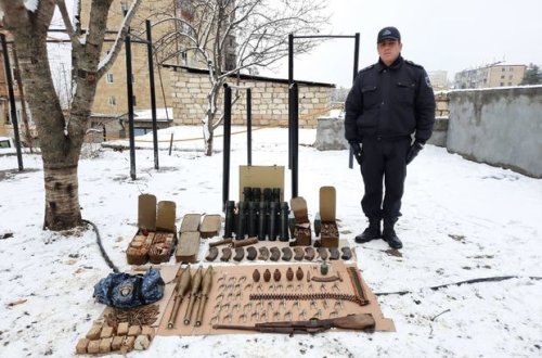 Polislər Şuşada silah-sursat aşkarladılar - FOTO